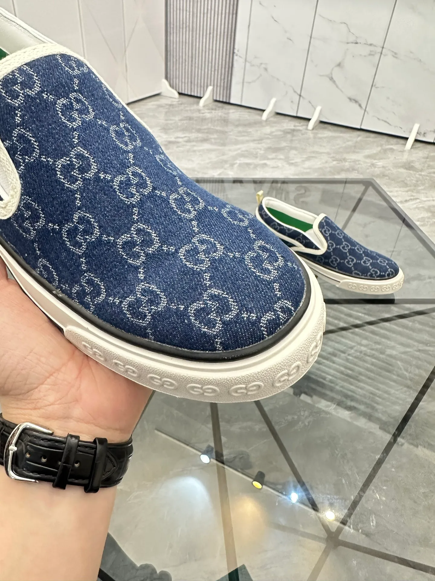 Men's shoes: 💰P360¥ Product trademark: Gucci* "Gucci*" slip-on Regular size: 38-44 (can be customized to 45.46.) Product materials: Original material from the upper counter, breathable lining, original outsole. Number: 661